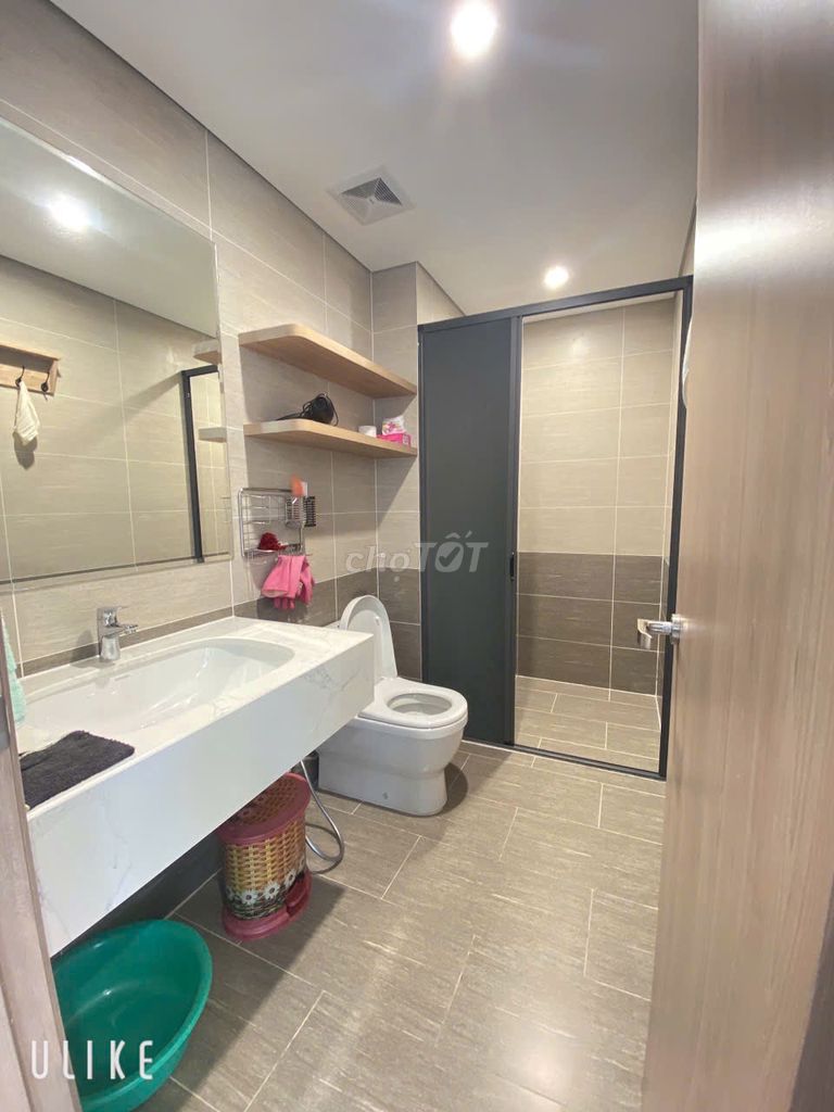 Rent three bedrooms across the street from the vincom.