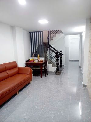 Rent out the Trần Hưng Đạo Original House, near the City Market, 4 bedrooms, 2 toilets