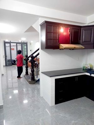 Rent out the Trần Hưng Đạo Original House, near the City Market, 4 bedrooms, 2 toilets