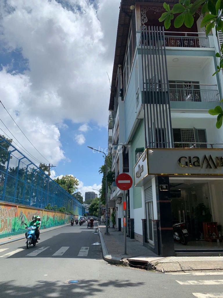 Rent the corner of 78 mm. Security-phan the sidewalk 5 meters 3 floors for 40 million.