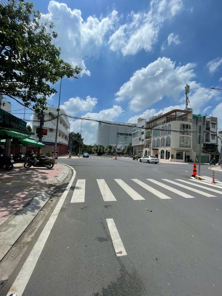 A Qq Street, 4.20 meters, 3.5, 20 million.