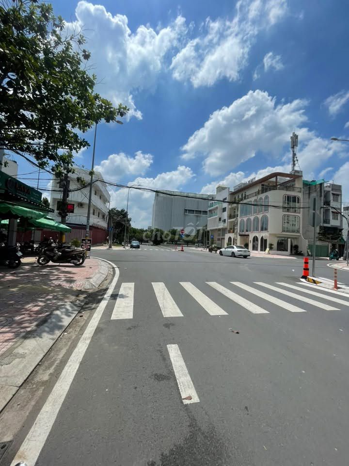 A Qq Street, 4.20 meters, 3.5, 20 million.