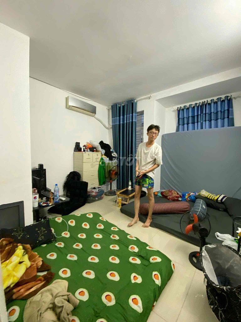 Nice four meters by 11 feet, cast a floor, alley car, 10 million a month.