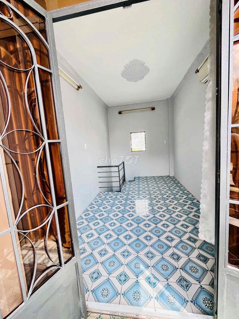 Two floors of ground has two bedrooms. Two bathrooms, middle-aged GHS. Eight, low cost of seven million.