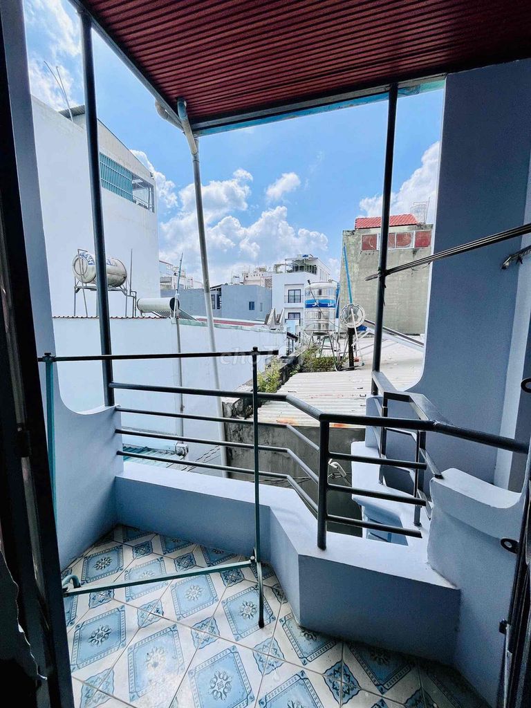 Two floors of ground has two bedrooms. Two bathrooms, middle-aged GHS. Eight, low cost of seven million.