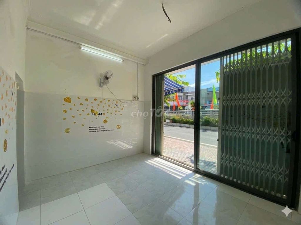 Lê Văn Lương front house, area 5 x 20, one mop, three bedrooms, two toilets.