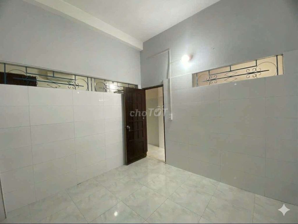 Lê Văn Lương front house, area 5 x 20, one mop, three bedrooms, two toilets.