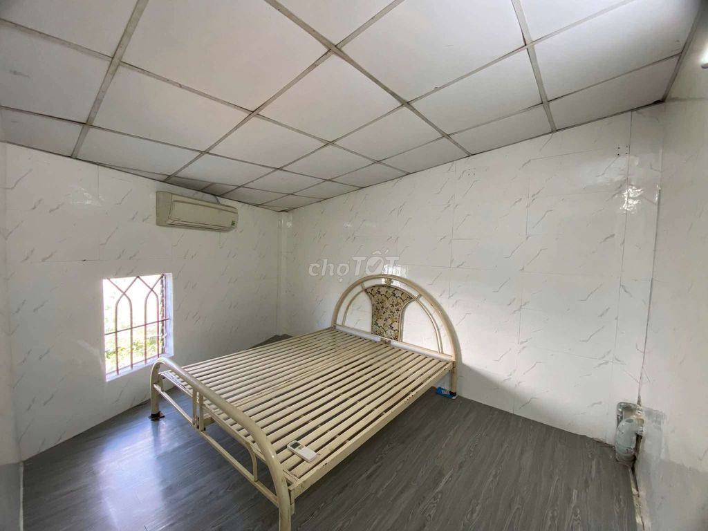 Lê Văn Lương front house, area 5 x 20, one mop, three bedrooms, two toilets.
