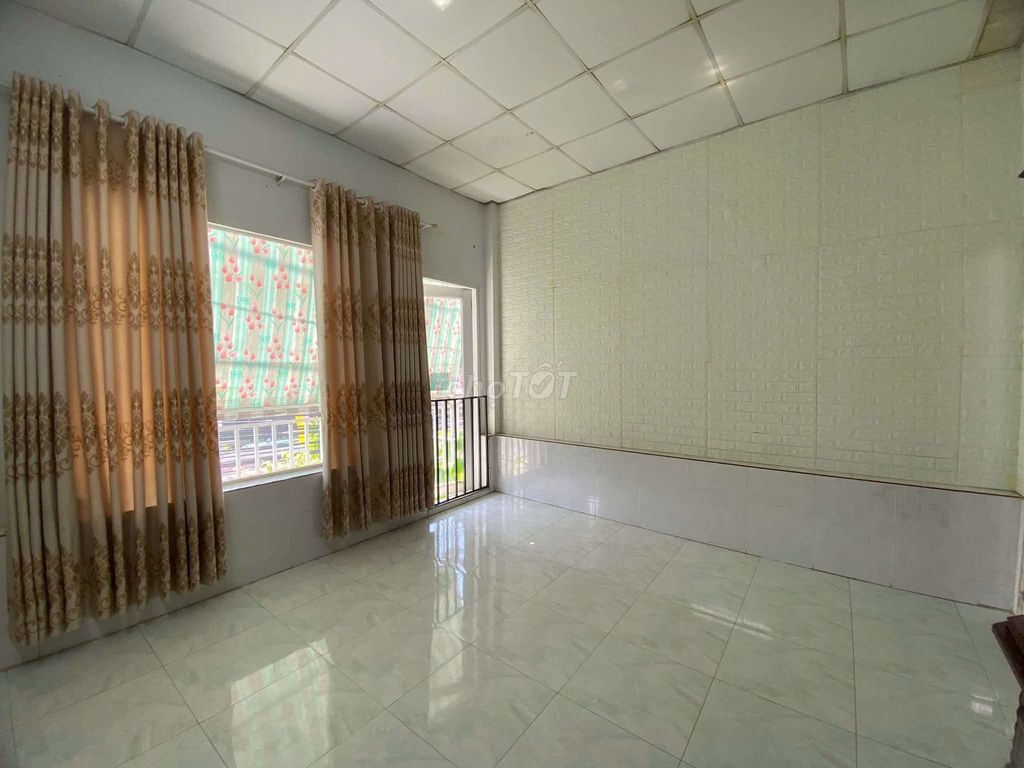 Lê Văn Lương front house, area 5 x 20, one mop, three bedrooms, two toilets.