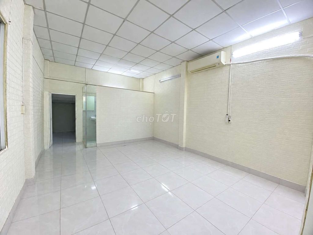 Lê Văn Lương front house, area 5 x 20, one mop, three bedrooms, two toilets.
