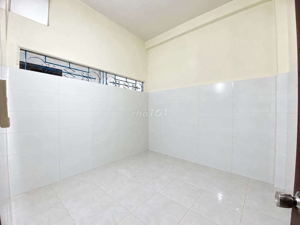 Lê Văn Lương front house, area 5 x 20, one mop, three bedrooms, two toilets.