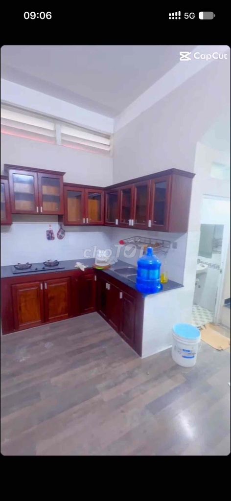 Rent the 102th floor house. Three bedrooms. Two car toilets.