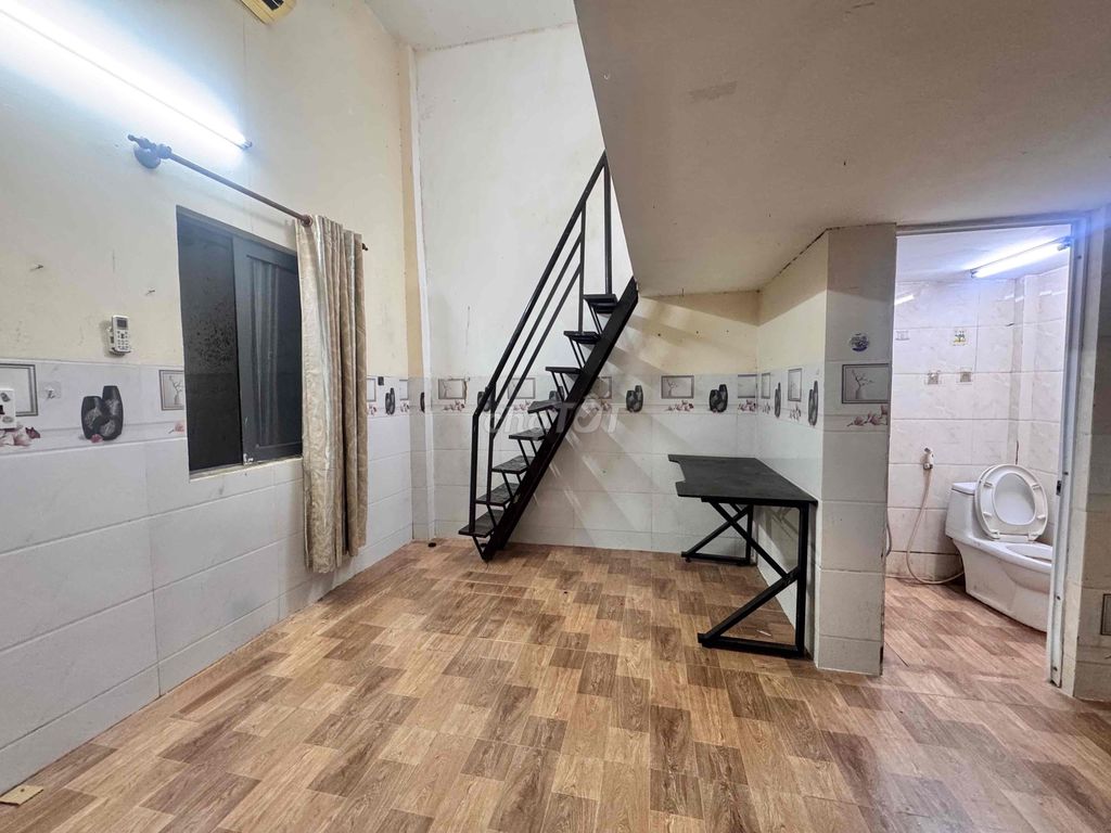 The guard is 30 meters tall, air conditioning - free all expenses only 3/4 k