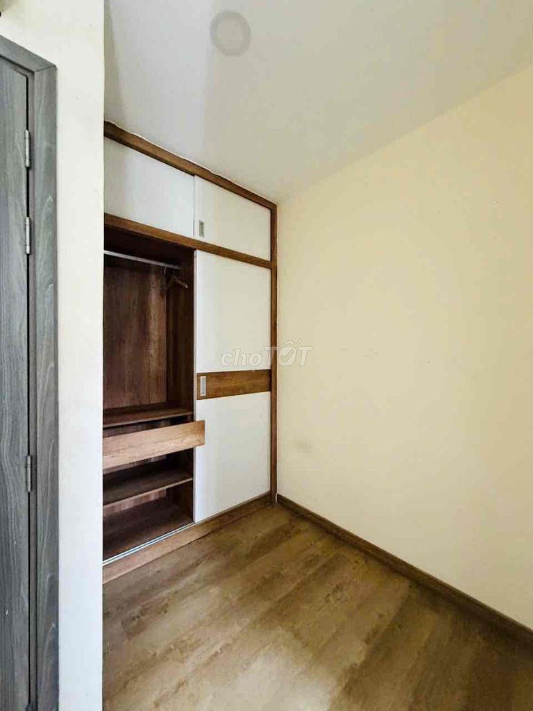 Rent a three-story three-story security car house.