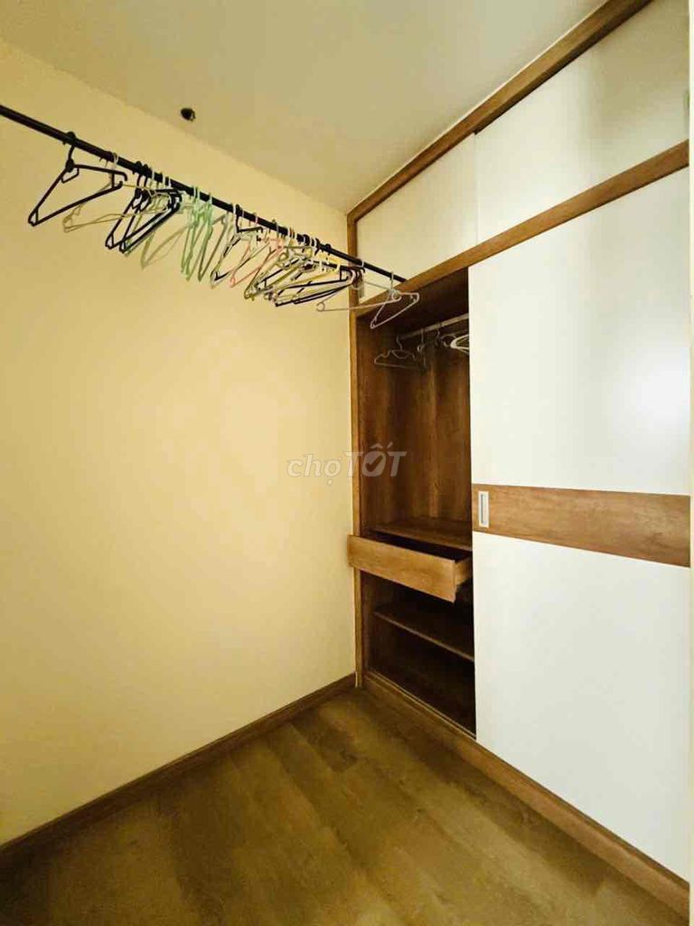 Rent a three-story three-story security car house.