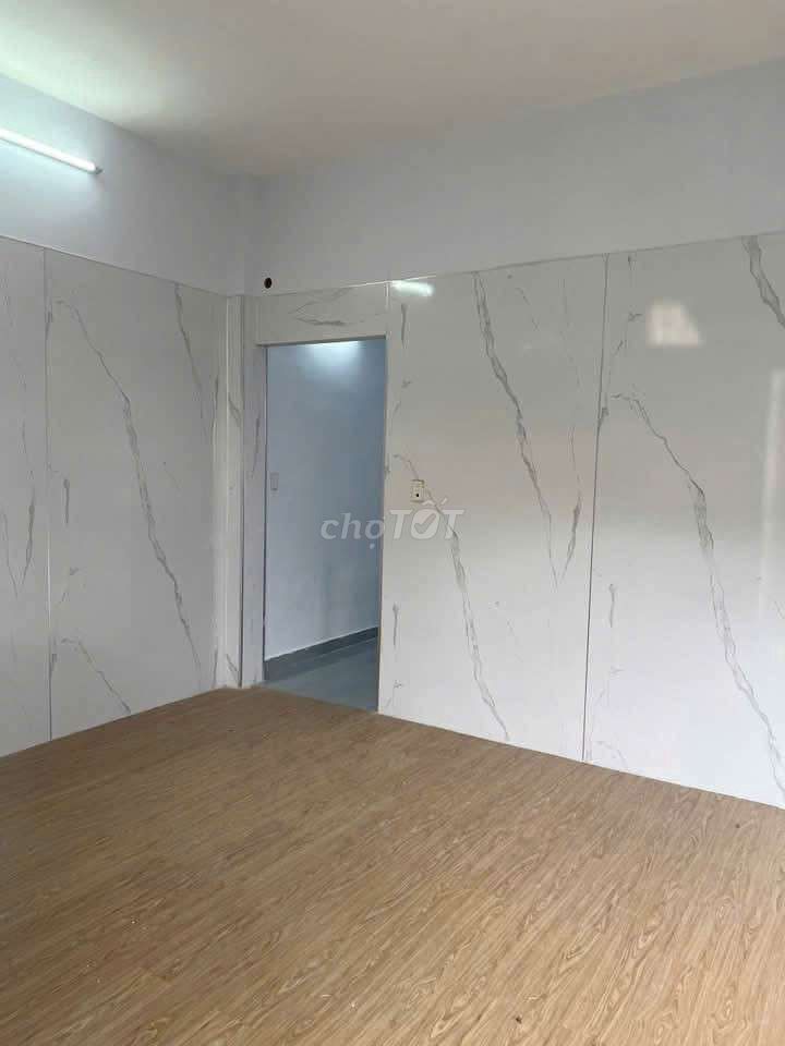 Four bedrooms near the market. Only eight million.