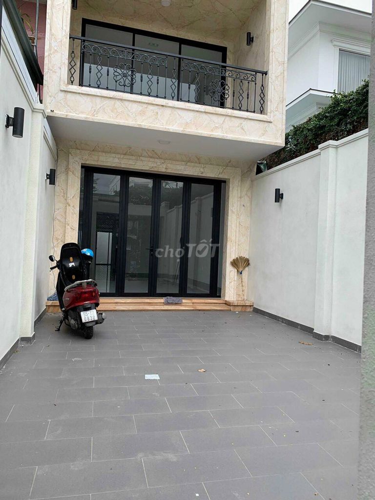 Rent a five-story house at 5 x 30 at 28 million a month.