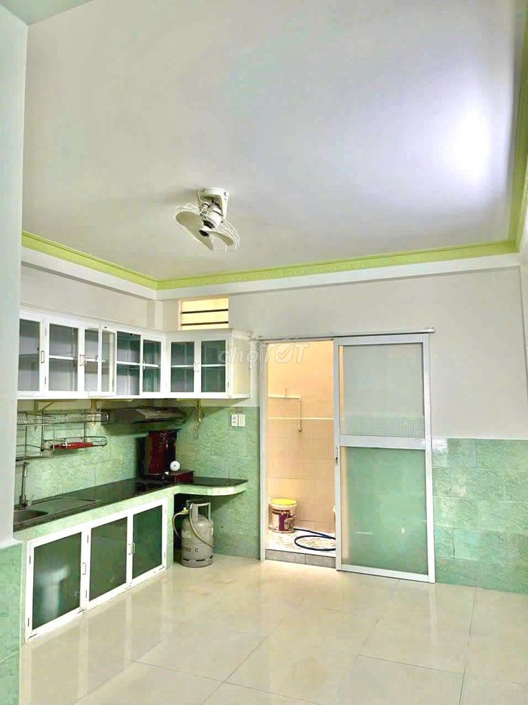Rent for 923 Tỉnh lộ 10, 15 trieu, three bedrooms, three air conditioning, a sleeping car.