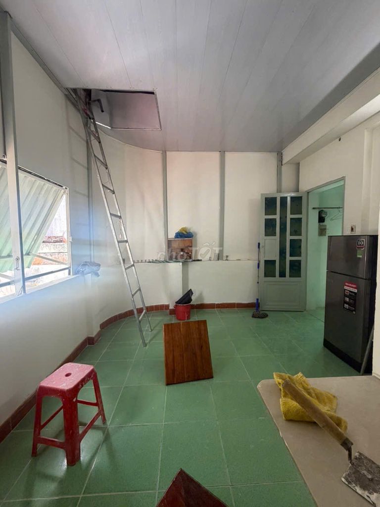 Room bid 1 person stay, 3 million a month, 331 Lê Hồng Phong, District 10.