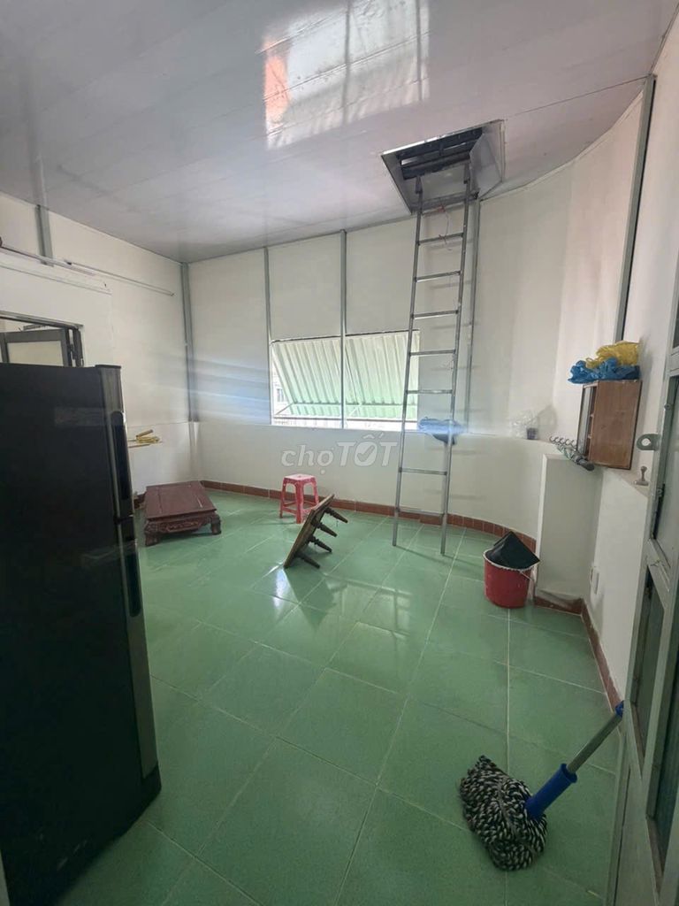 Room bid 1 person stay, 3 million a month, 331 Lê Hồng Phong, District 10.