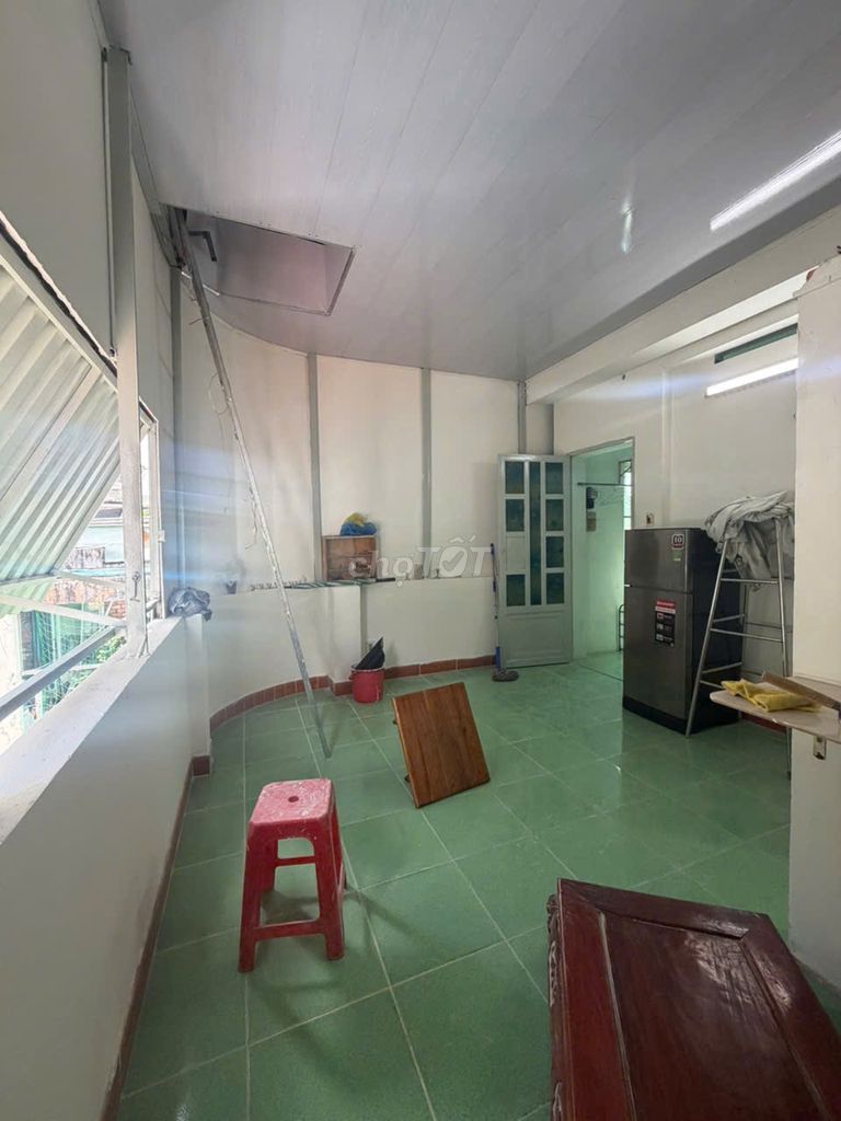 Room bid 1 person stay, 3 million a month, 331 Lê Hồng Phong, District 10.