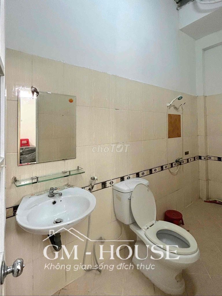 The owner is renting the room. Ngô Đức Kế Bình Thạnh.