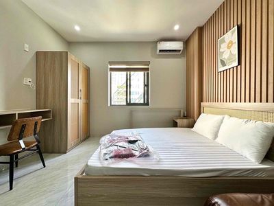 Open the new studio with a large elevator window near the Ba Son Bridge, Sala