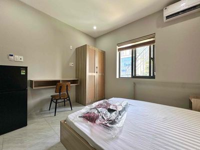 Open the new studio with a large elevator window near the Ba Son Bridge, Sala
