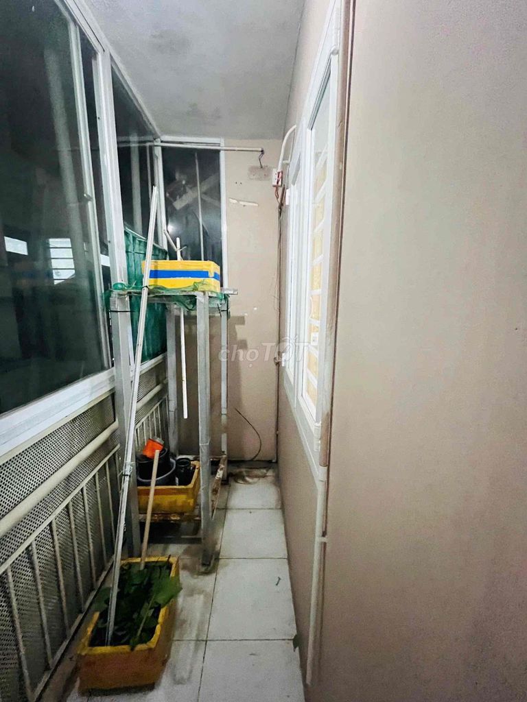 Close to City Street, 10th floor, second floor, two bathrooms.