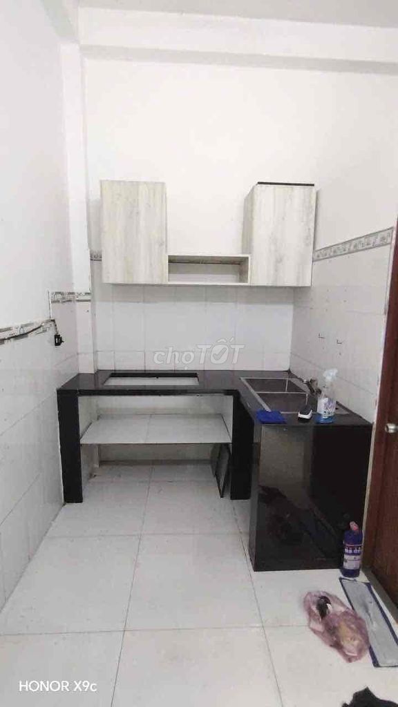 Three-and-a-half floors. 11 M has two bedrooms. Two Quang Trung-570.