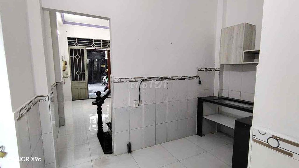 Three-and-a-half floors. 11 M has two bedrooms. Two Quang Trung-570.