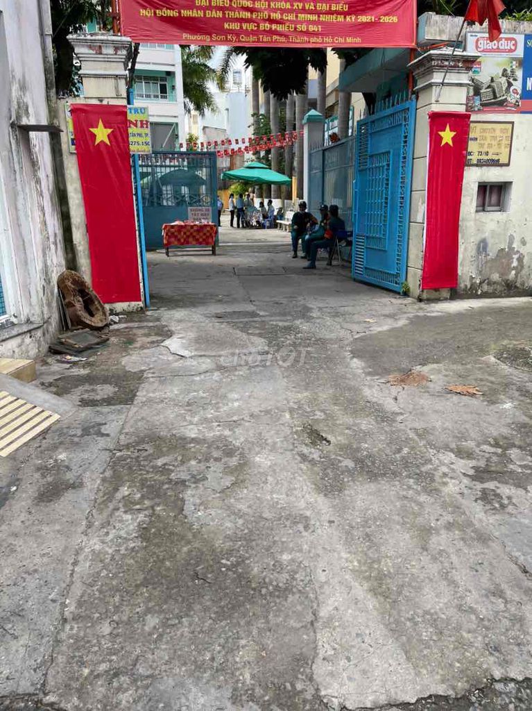 Rent the original house. 73/8 Lê Trọng Tấn is two blocks from the house.