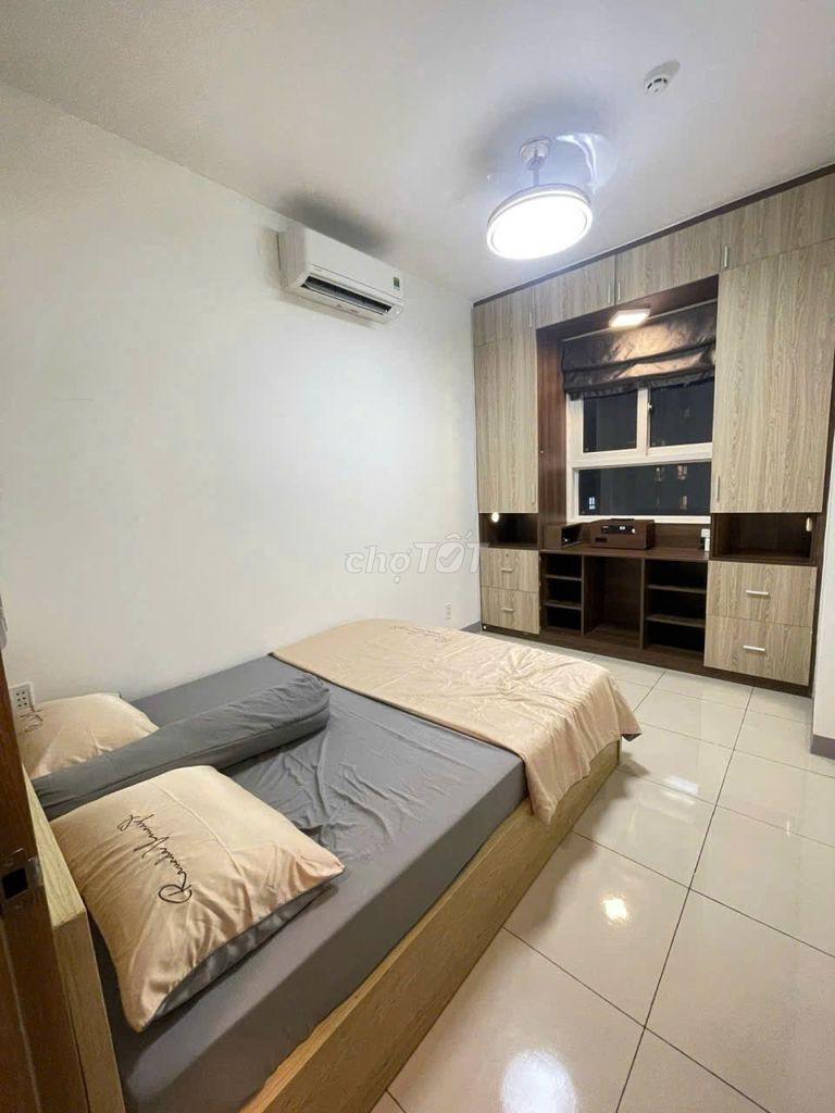 Phú Thạnh building rents three bedrooms with ten million rents a month.