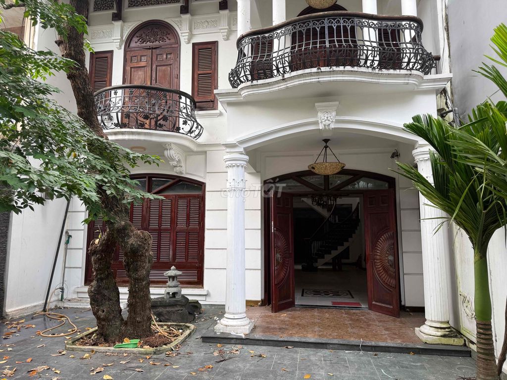 Rent a villa in District 10