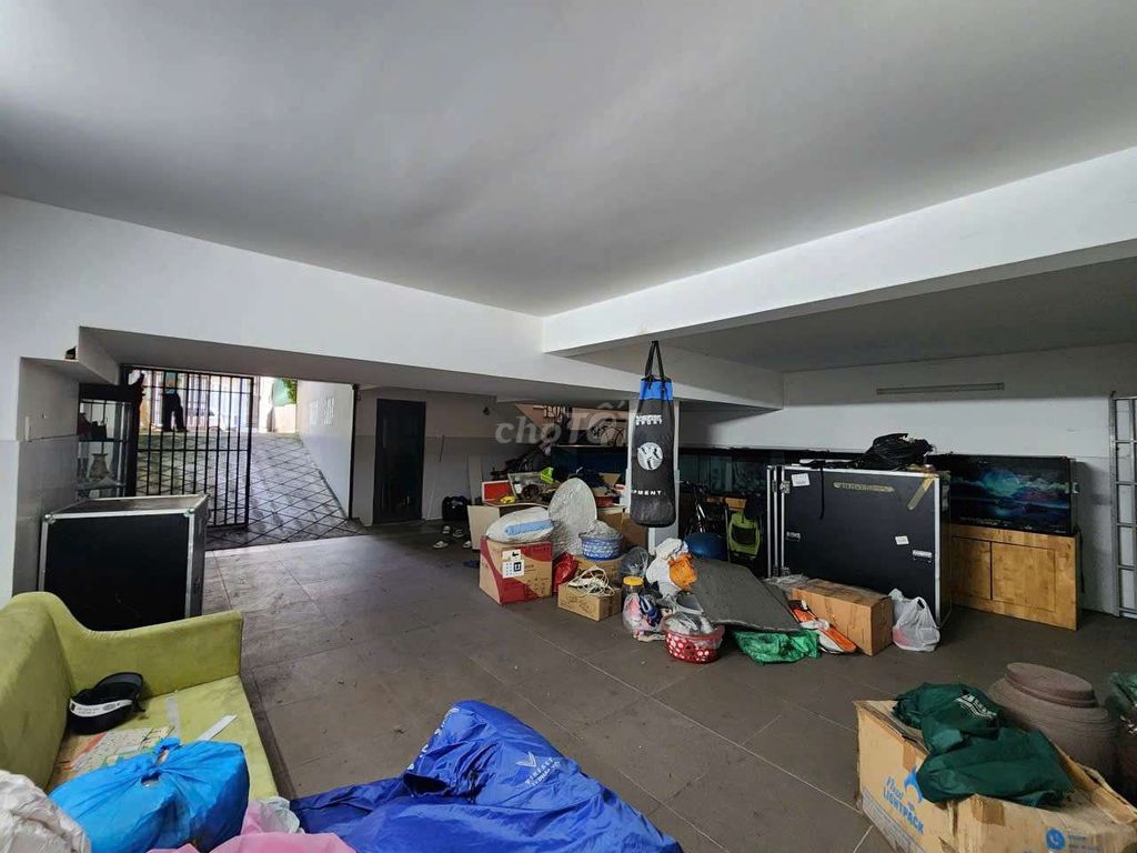To rent a mansion with a vault.