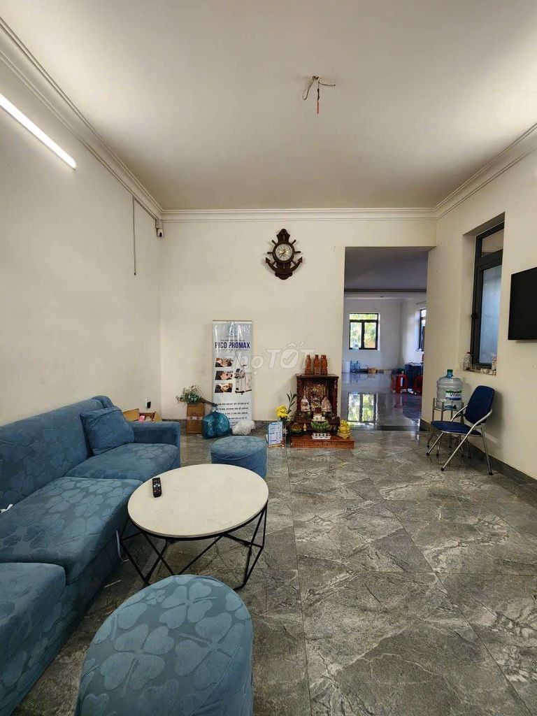 To rent a mansion with a vault.