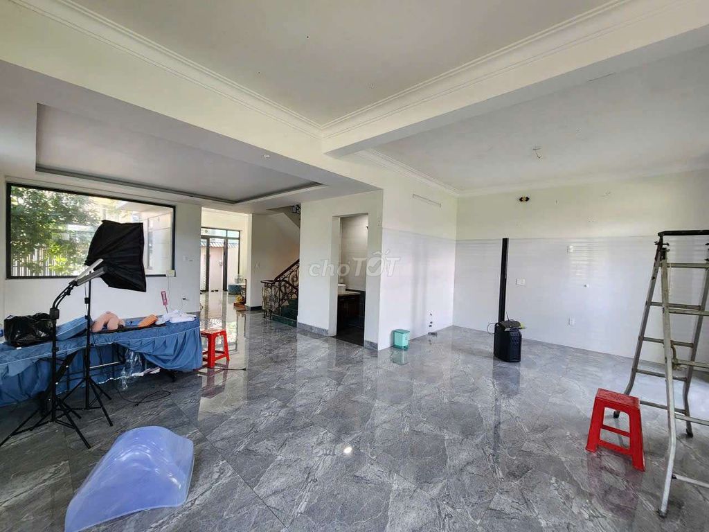 To rent a mansion with a vault.