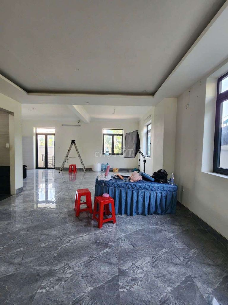 To rent a mansion with a vault.