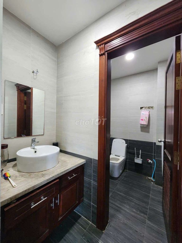 To rent a mansion with a vault.