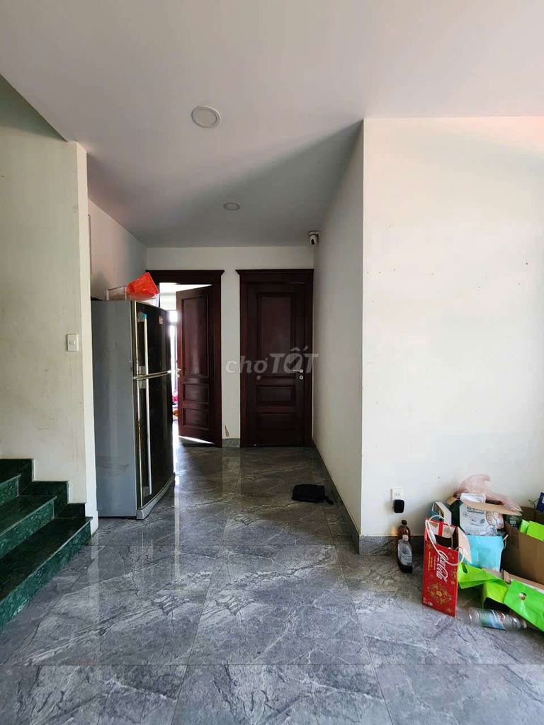To rent a mansion with a vault.