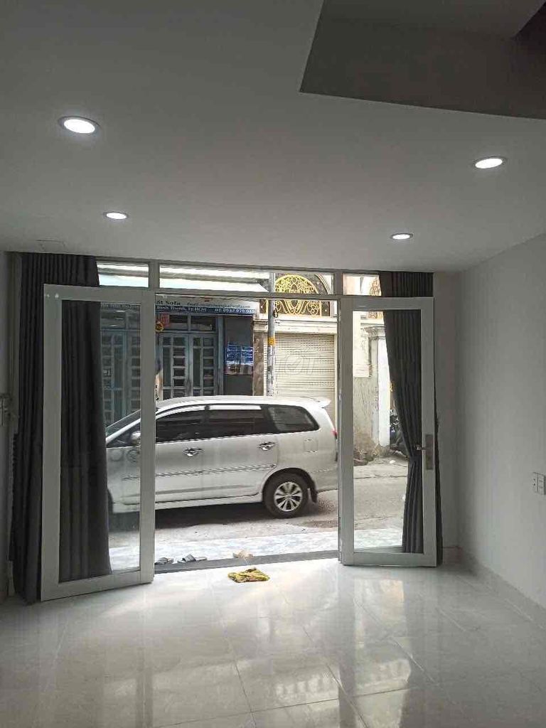 Rent Vũ Huy Tấn 4 floors 18 million a month in front of the alley.