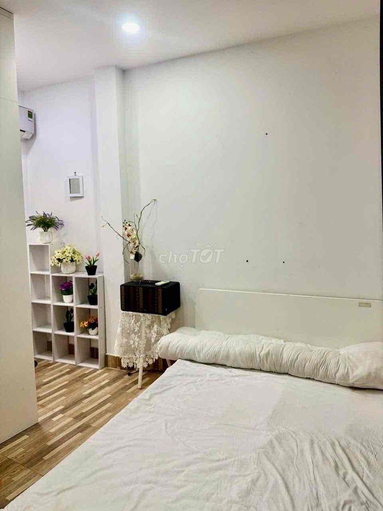 Rent Vũ Huy Tấn 4 floors 18 million a month in front of the alley.