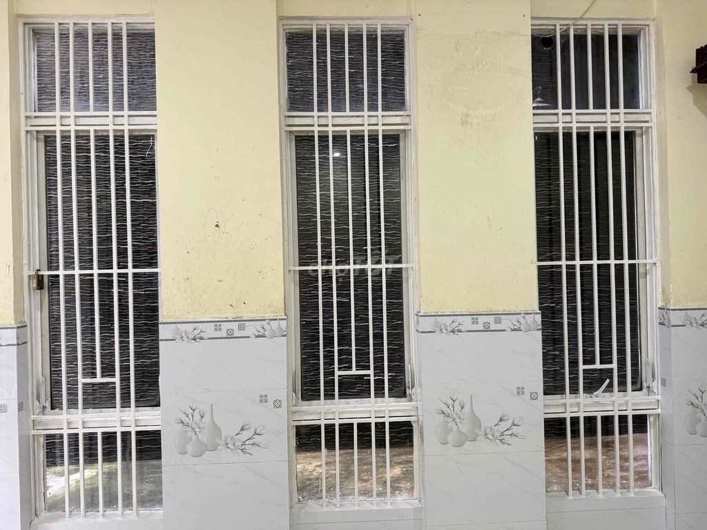 Rent a nice building down the 571 alley in the white deed. 5 x 10 meters. One floor. Three bedrooms. Two toilets. Ten million.