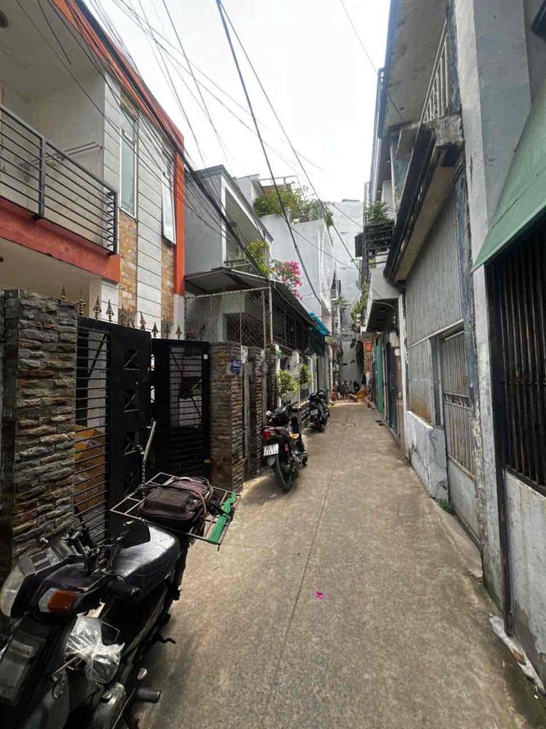 Rent a nice building down the 571 alley in the white deed. 5 x 10 meters. One floor. Three bedrooms. Two toilets. Ten million.