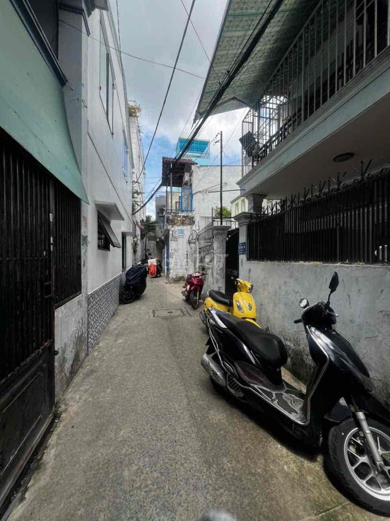 Rent a nice building down the 571 alley in the white deed. 5 x 10 meters. One floor. Three bedrooms. Two toilets. Ten million.
