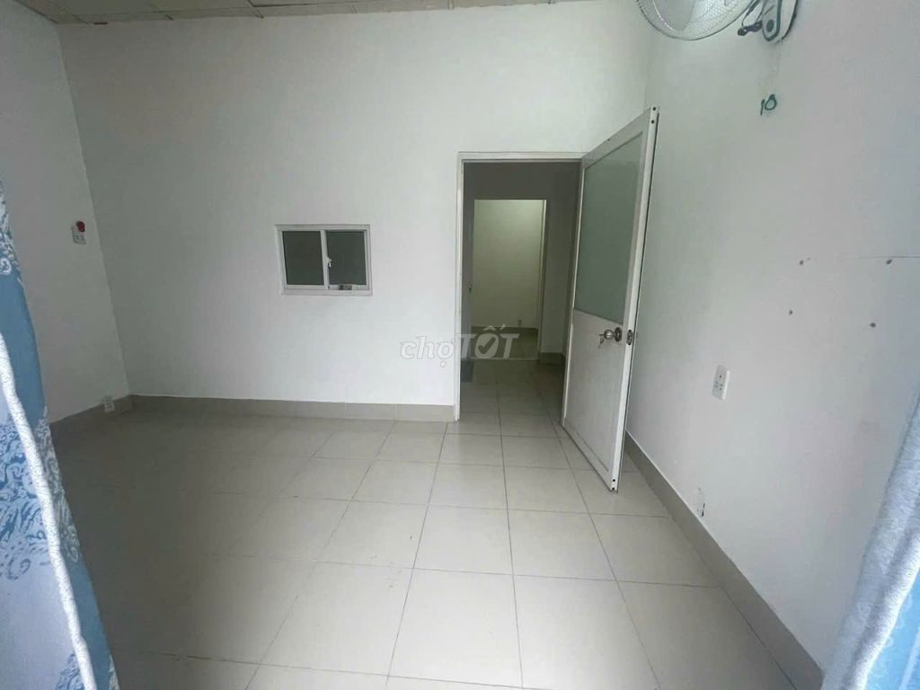 (6.5 million 2 bedrooms) Rent a 1st floor of 4 x8 m đỗ nhuận Road
