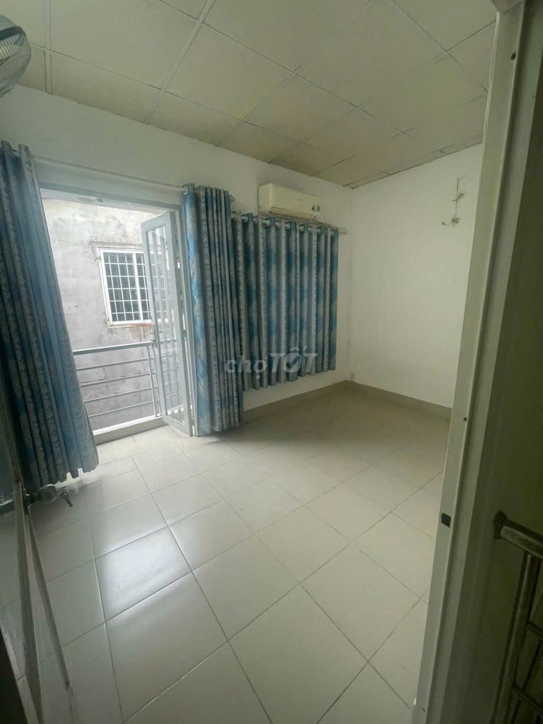 (6.5 million 2 bedrooms) Rent a 1st floor of 4 x8 m đỗ nhuận Road