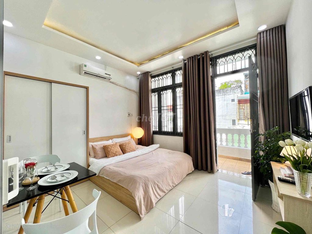 Rent a balcony bedroom, private washing machine in District 10.
