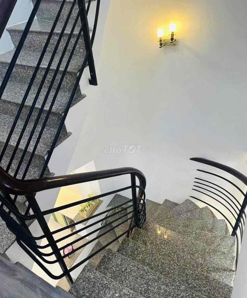 6 meters of cars to the door, 3 stories - an intelligent 5