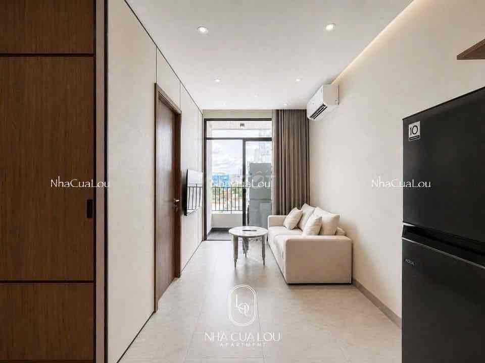 The apartment is a clear balcony bedroom. It's a full Lý Chính Thắng interior.